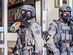 Politie doet inval in bedrijfspand Rijen (foto: Jack Brekelmans/SQ Vision Mediaproducties)