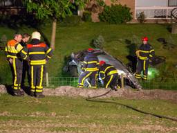 Een automobilist is maandagavond van een dijk afgereden in Oudemolen. (foto: Christian Traets/SQ Vision Mediaprodukties)