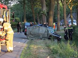 De auto reed tegen een boom. (Foto: Marco van den Broek / SQ Vision)