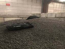 De gevulde sporttassen werden bij het lossen van de lading ontdekt. (Foto: Douane Rotterdam)