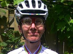 Ook een helm is een standaard onderdeel van het tenue van de wereldkampioen inline skaten. (Foto:Karen Teuling)