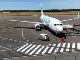 Transavia-toestel staat klaar bij Eindhoven Airport (foto: Hans Janssen).