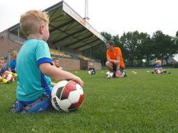 De 4-jarigen krijgen weer training bij vv Boekel Sport (foto: Dennis Stafleu)