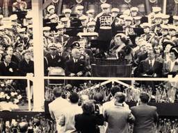 Koningin Juliana met president Truman op het podium (Foto: Museum Klok en Peel)