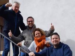 Campingbeheerder Stefaan en vriendin Anneke in het midden tussen eigenaar Jan, links en medebeheerder Jochem , rechts. (Foto: Stefaan Pinckaers)