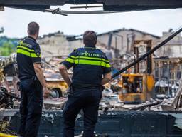 Agenten kijken naar het afgebrande megalab aan de Mariabaan (foto: Christian Traets/SQ Vision Mediaprodukties) 