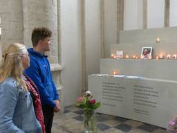 Luuk en Angela Peters bij de gedenkhoek in de Grote Kerk in Breda. (foto: Raoul Cartens)