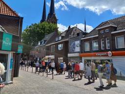 Een rouwstoet loopt door het dorp (foto: Erik Haverhals / FPMB).