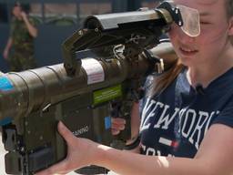 Anouk met een Stinger luchtdoelraket (foto: Omroep Brabant)