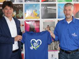 Burgemeester Depla mocht het eerste shirt in ontvangst nemen. 