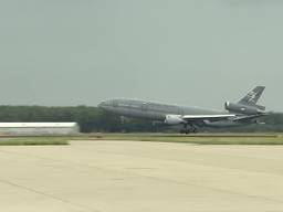 Het vliegtuig met de lichamen aan boord komt aan op Vliegbasis Eindhoven (foto: Omroep Brabant).