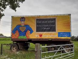 Overal in Borkel zijn banners en posters met 'Supermenneke' te zien (foto: facebookpagina 'Houd de basisschool in Borkel en Schaft open')