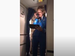 De zingende KLM-purser Marloes ging viral (foto: YouTube).