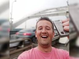 Tonnie met zijn stuk Merwedebrug voor de Merwedebrug.