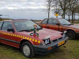 De twee auto's van Rob (en Robin), de voorste staat te koop (foto: Rob/Marktplaats).