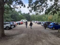 De parkeerplaats op de Strabrechtse Heide staat vol geparkeerd (Foto: Erik Schram).