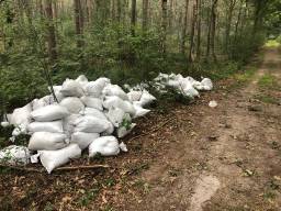 Midden in het bos werden zakken met teelaarde gevonden (Foto: Erik de Jonge). 