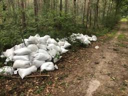 Midden in het bos werden zakken met teelaarde gevonden (Foto: Erik de Jonge). 