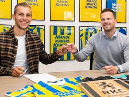 Finn Stokkers tekent contract (foto: RKC Waalwijk).