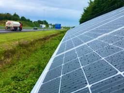 Het eerste deel van Zonnepark A58 bij Etten-Leur is al klaar (foto: Raoul Cartens).