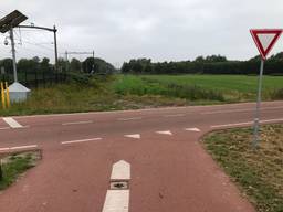 Het snelfietspad zou hier langs het spoor verder moeten lopen (foto: Alice van der Plas).