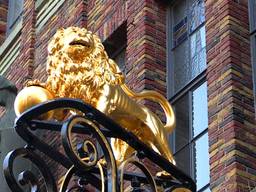 De gouden leeuw staat weer op zijn vaste plek (foto: Jos Verkuijlen)