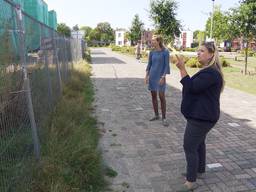 Margit en Sandra op de bouwplaats in Mierlo-Hout.