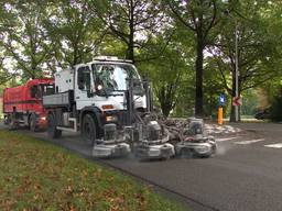 Het wegdek in de bocht van de Sweelincklaan wordt ruwer gemaakt.