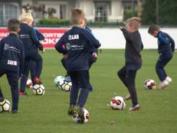 Voetballertjes van Rood-Wit in St. Willebrord tijdens de training woensdagmiddag.