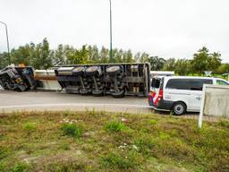 Op de N279 bij Beek en Donk is donderdagmiddag een vrachtwagen gekanteld (foto: Dave Hendriks/ SQ Vision Mediaprodukties).
