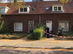 Politieonderzoek bij het huis waar de man is neergestoken (archieffoto: René van Hoof).