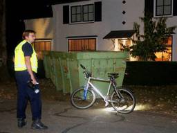 De container waar de man tegenaan fietste. De container hoorde niet bij het huis op de foto.