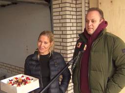 Frans en zijn Maris krijgen taart. (foto: Omroep Brabant)