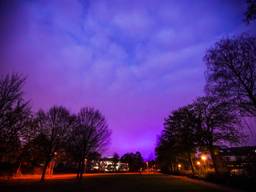 De lucht kleurt blauw en paars boven Eindhoven (foto: Dave Hendriks).