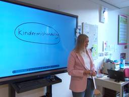 Juf Lotte maakt kindermishandeling bespreekbaar in de klas (foto: Omroep Brabant).