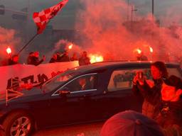 PSV-fan Koos (70) achter het stuur van de rouwauto (Foto: Florian van Velthoven).