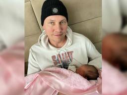 Dj Tiësto op de foto met zijn pasgeboren dochter Viola Margreet (foto: Instagram/Tiësto).