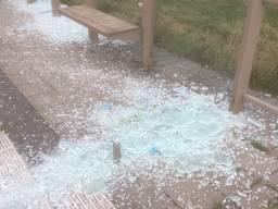 Een van de vernielde bushokjes (foto: gemeente Meierijstad / Facebook).