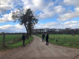 Willem, Erik en Maarten op de plek waar de zonneweide moet komen (foto: Alice van der Plas).