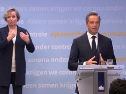 Minister De Jonge tijdens de persconferentie dinsdagavond.