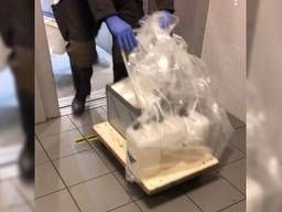Politie voert spullen af uit het appartement.
