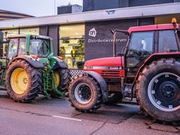 Zo'n zeven boeren kwamen naar het distributiecentrum in Tilburg (foto: Jack Brekelmans).