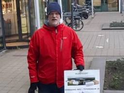 Stadsimker Marcel Horck voor het Stadskantoor in Tilburg.