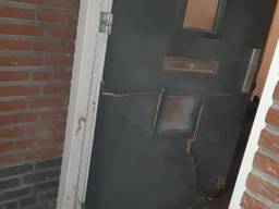 De voordeur van het huis van de burgemeester werd opgeblazen (foto: politie).