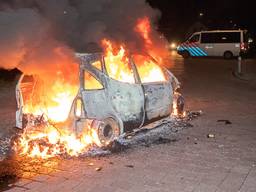 De brandende auto (foto: Jurgen Versteeg / SQ Vision).