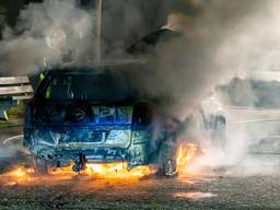 De uitgebrande auto in Oosterhout (foto: Marcel van Dorst / SQ Vision).