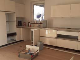 Alle inbouwapparatuur is vakkundig uit de nieuwe keuken gestolen (foto: Annelies Cnossen).
