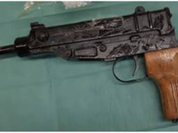 Een van de vuurwapens die in beslag werd genomen (foto: politie) 