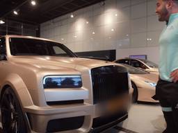 Mo Bicep is een liefhebber van extravagante auto's (foto: YouTube).