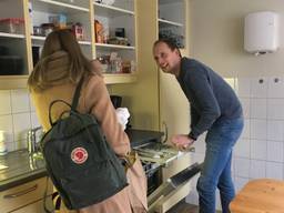 In huis bij June zijn de deurtjes uit de keukenkastjes gehaald (Foto: Combinatie Jeugdzorg)